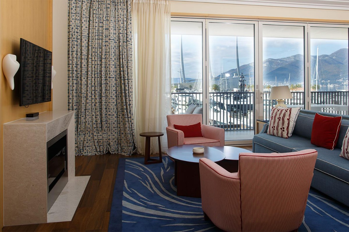 ПОРТО МОНТЕНЕГРО, БАИА - великолепная квартира на первой линии у моря.