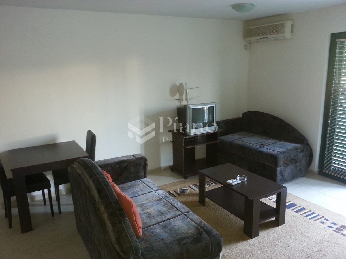 Namještena garsonjera, Momišići