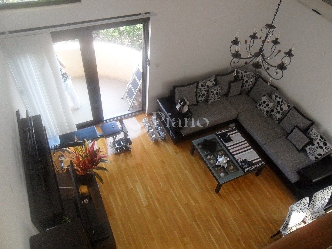 Trosoban - duplex namješten stan blizu Palade