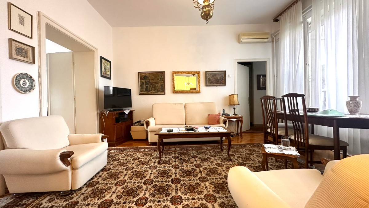 Salonski biser u srcu Beograda – duh prošlih vremena na prestižnoj lokaciji kod Skupštine. Retkost na tržištu.