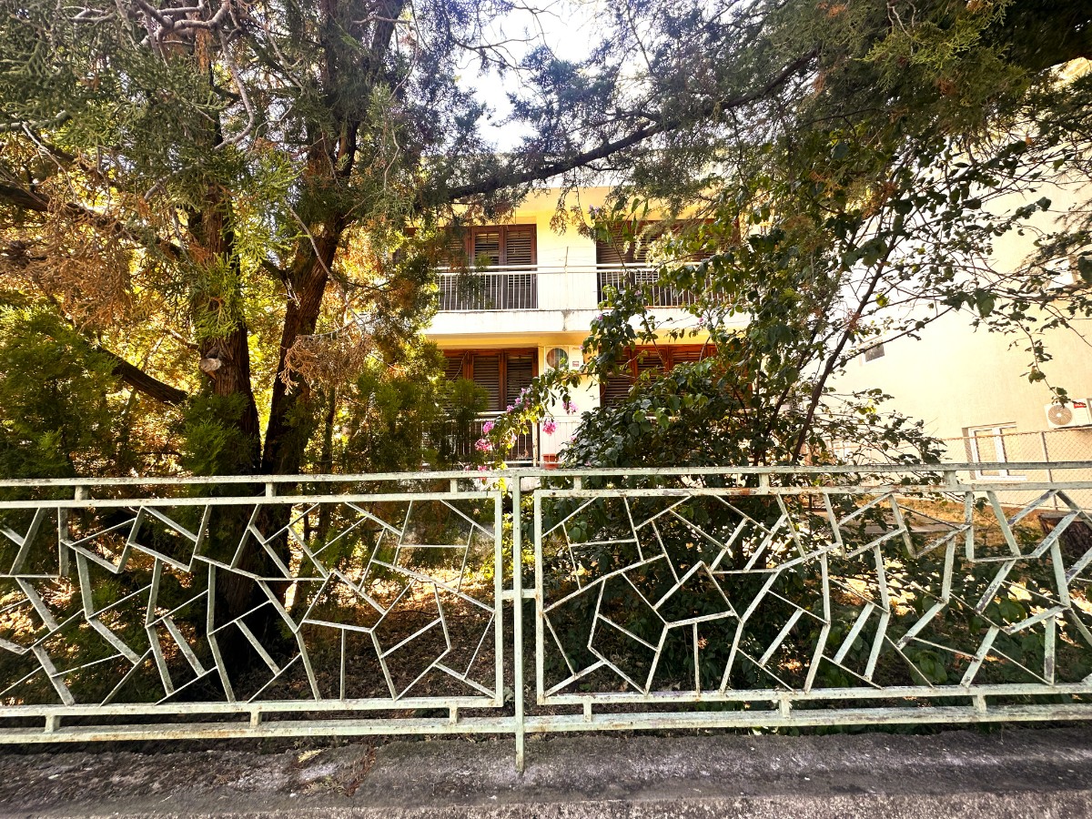 SUTOMORE - porodična kuća na mirnoj lokaciji, sa velikim investicionim potencijalom