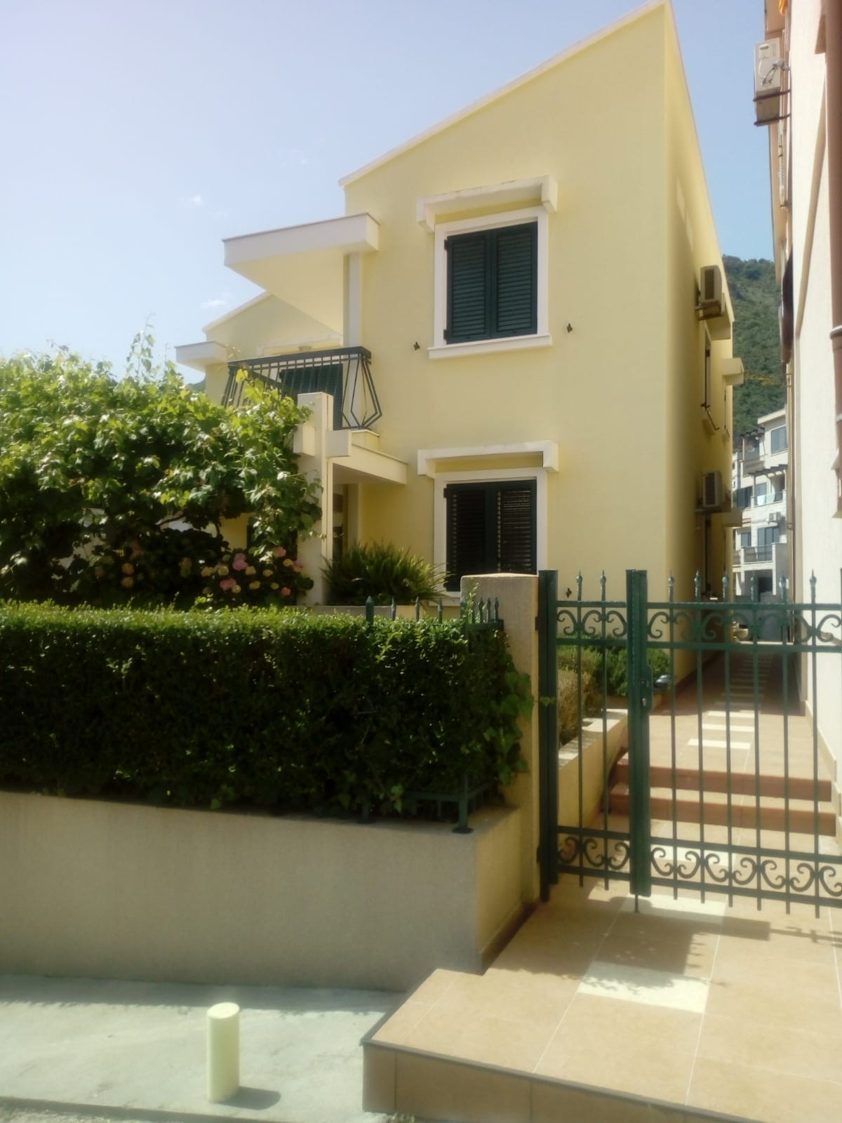 Очаровательный дом в самом центре Петроваца, всего в 400 метрах от моря.